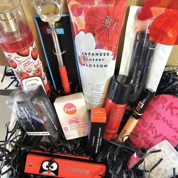 Red Radiance Beauty & Pamper Box - Picture 2 of 8
